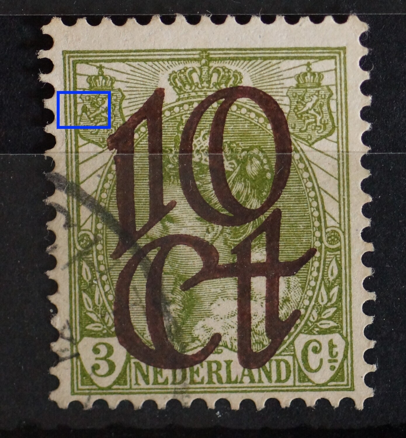 NVPH 116 - groene vlek bovenop pijlenbundel in linker wapenschild