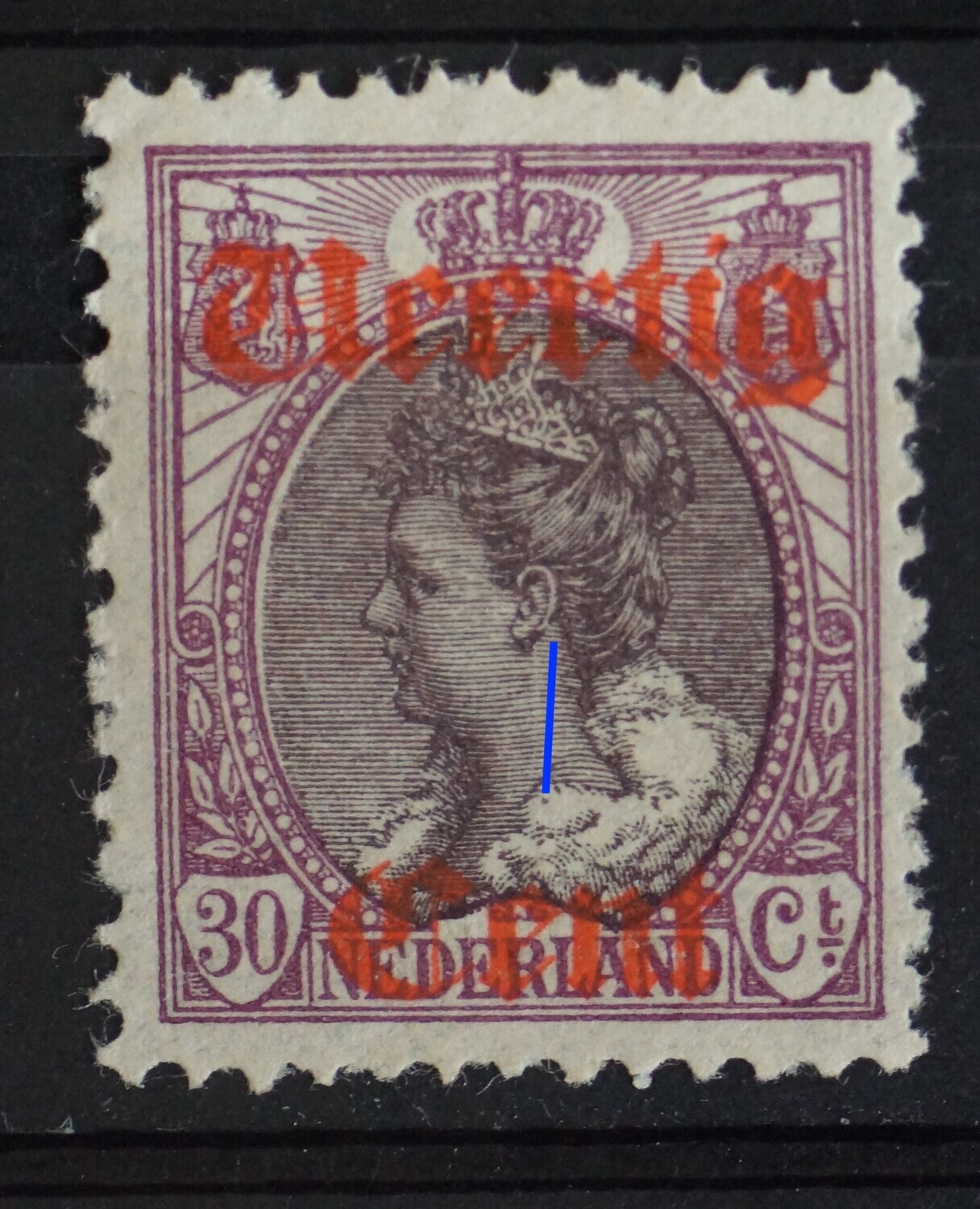 NVPH 102 - verticale witte kras onder het oor