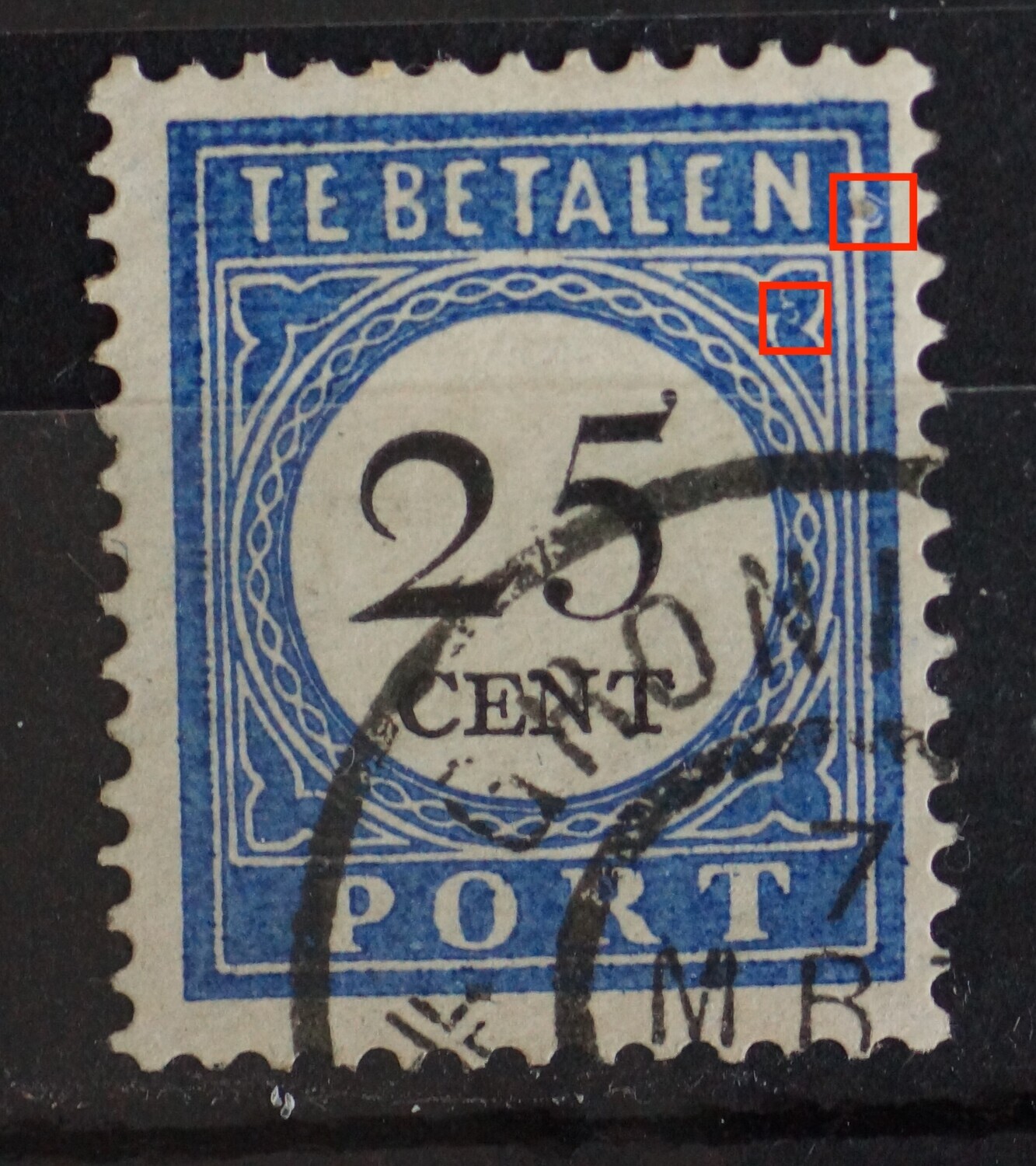 NVPH P26 - kring in ornament rechtsboven en beschadiging / vlek rechts daarvan