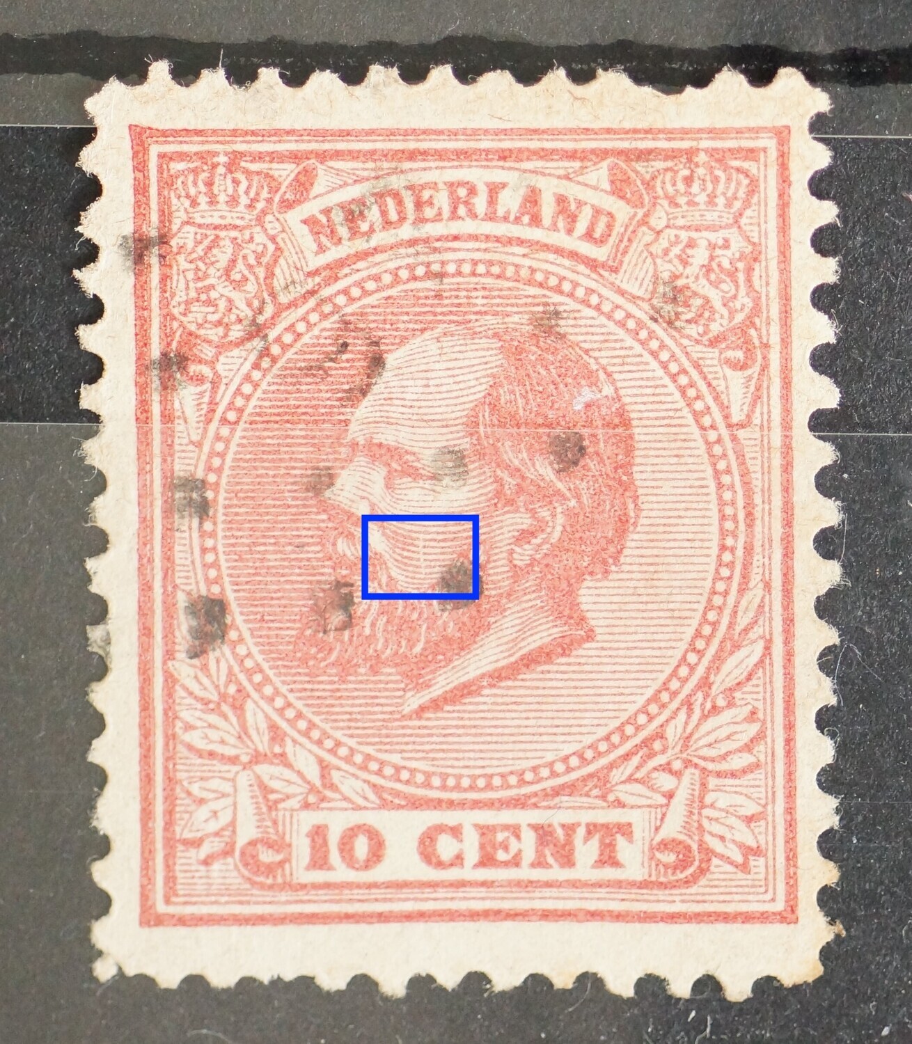 NVPH 21 - verticaal wit streepje in gezicht