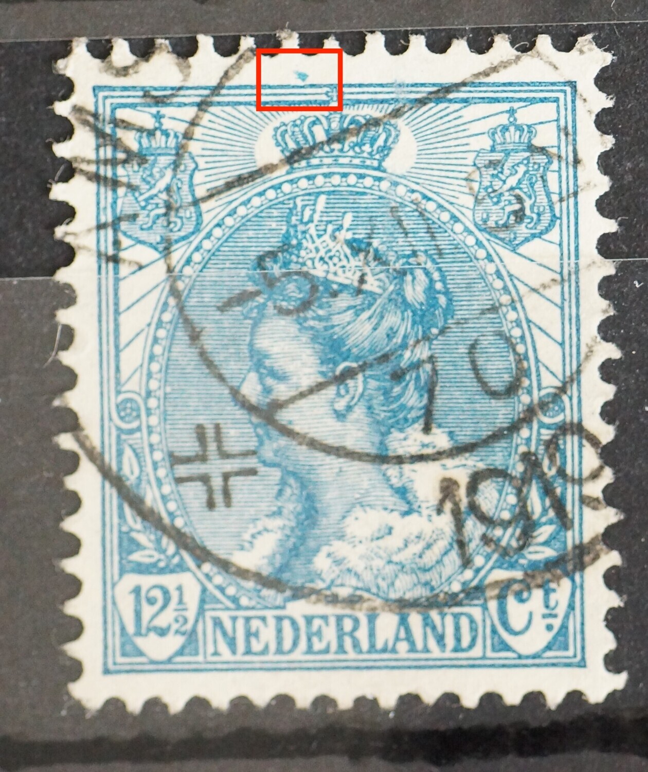NVPH 63 - blauwe vlek boven zegelbeeld, links van kroon
