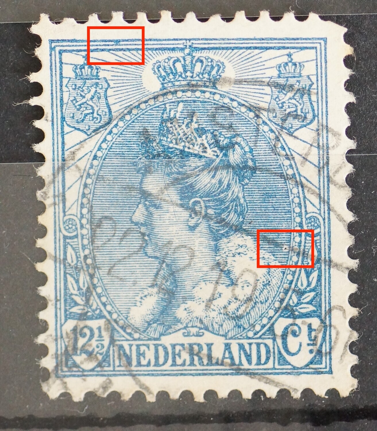 NVPH 63 - blauwe vlek tussen kaderlijnen boven en breuk in arcering rechts