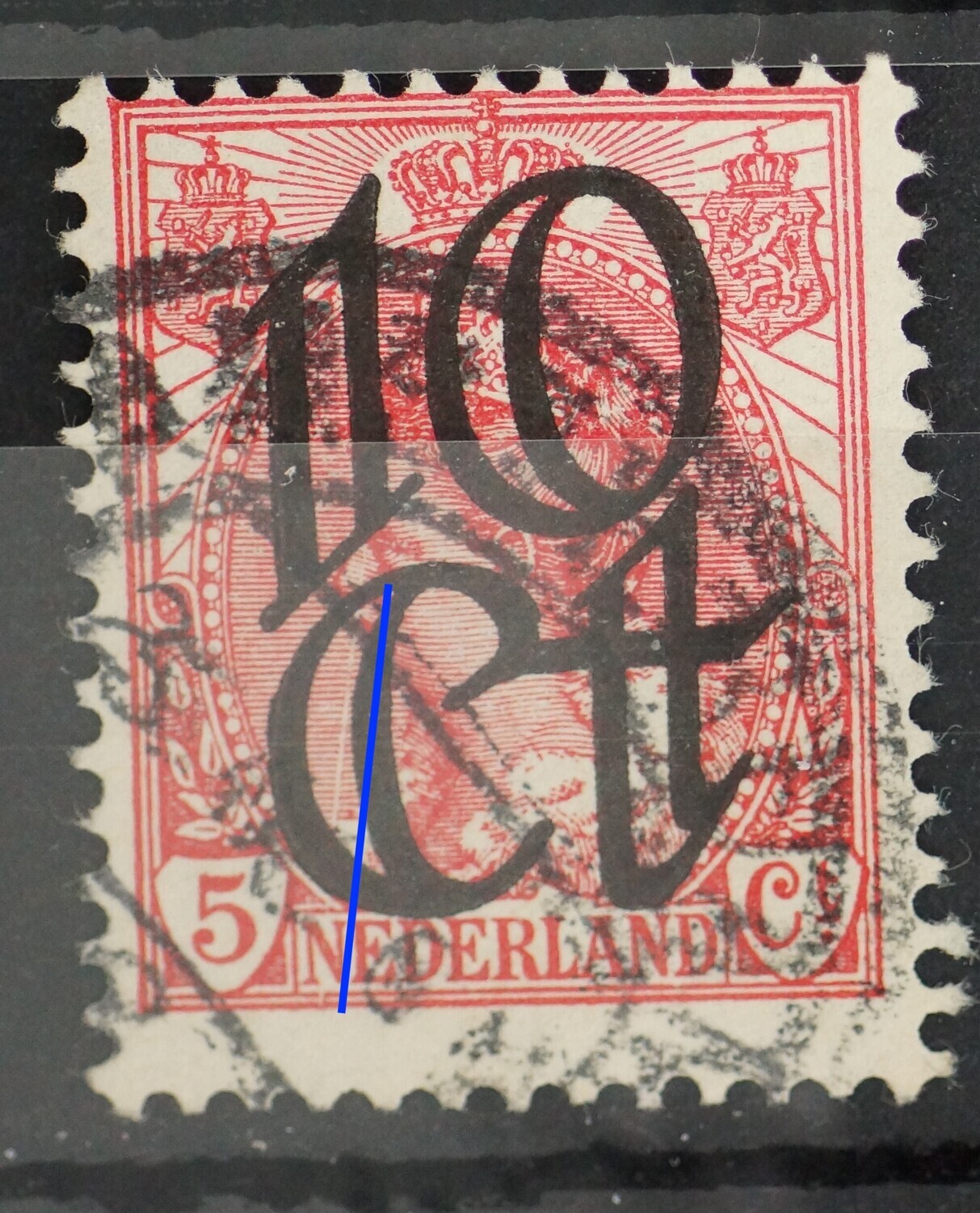 NVPH 117 - verticale witte kras vanuit het egzicht naar beneden