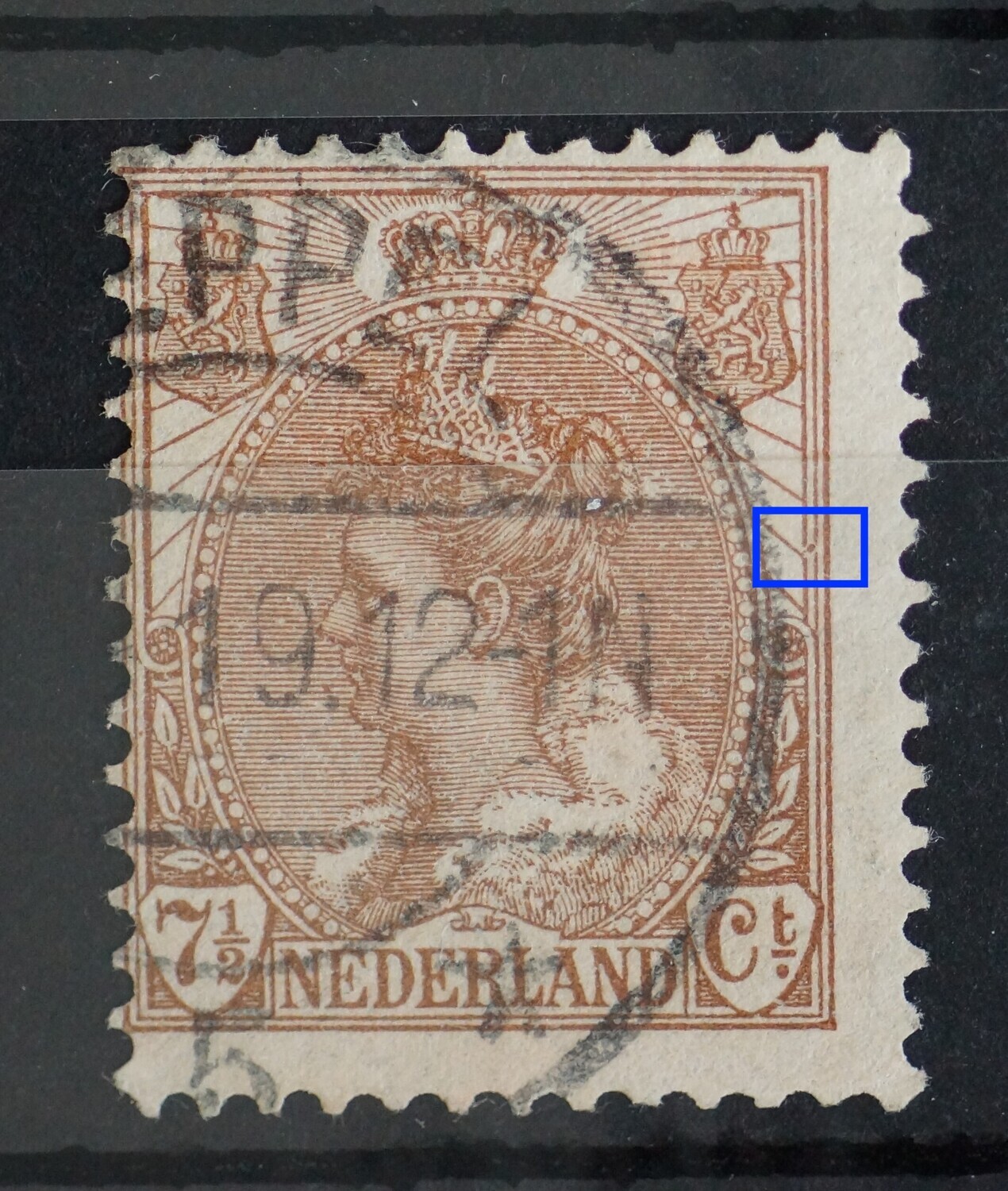 NVPH 61 - bruine punt tussen kaderlijnen rechts