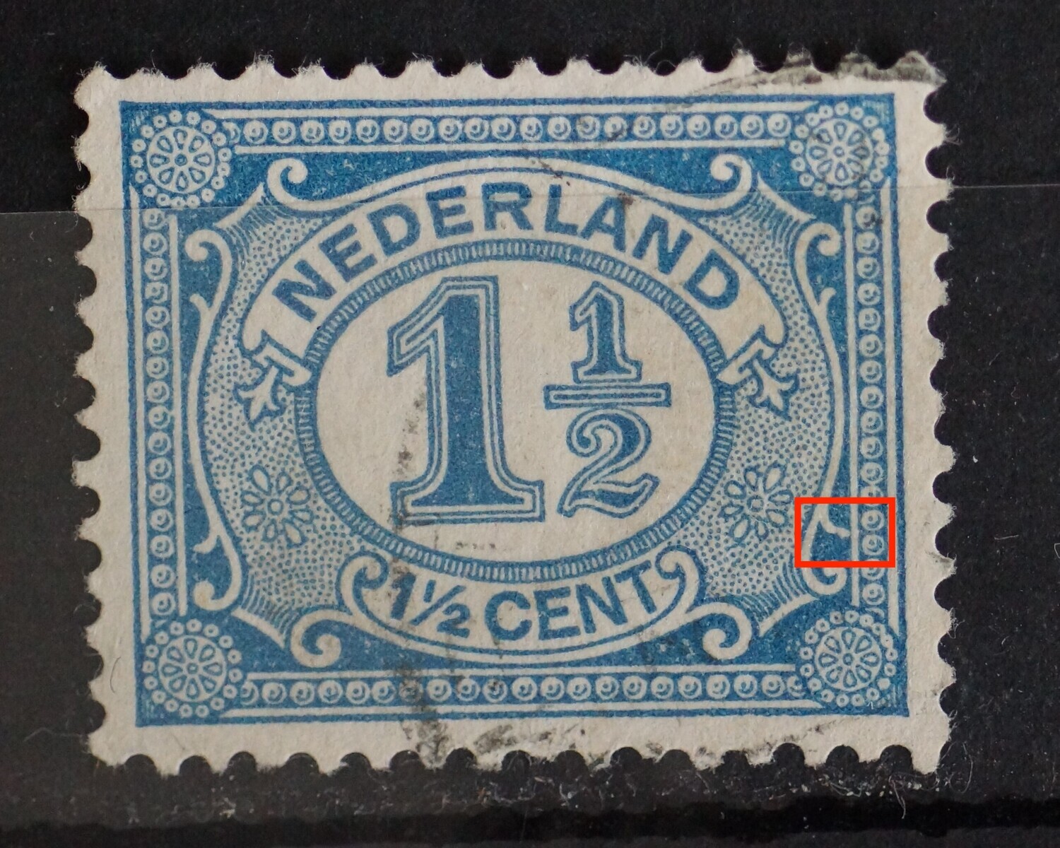 NVPH 53 - witte vlek aan ornament rechts, onder