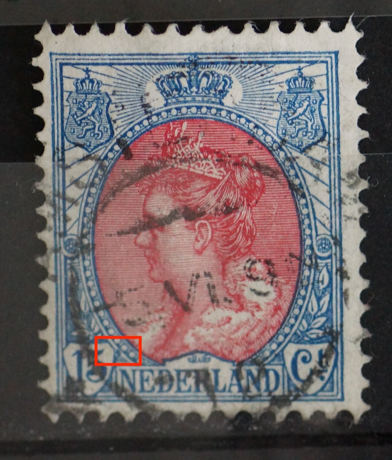 NVPH 65 - blauwe vlek aan de rechterzijde van het waardeschild rondom 15