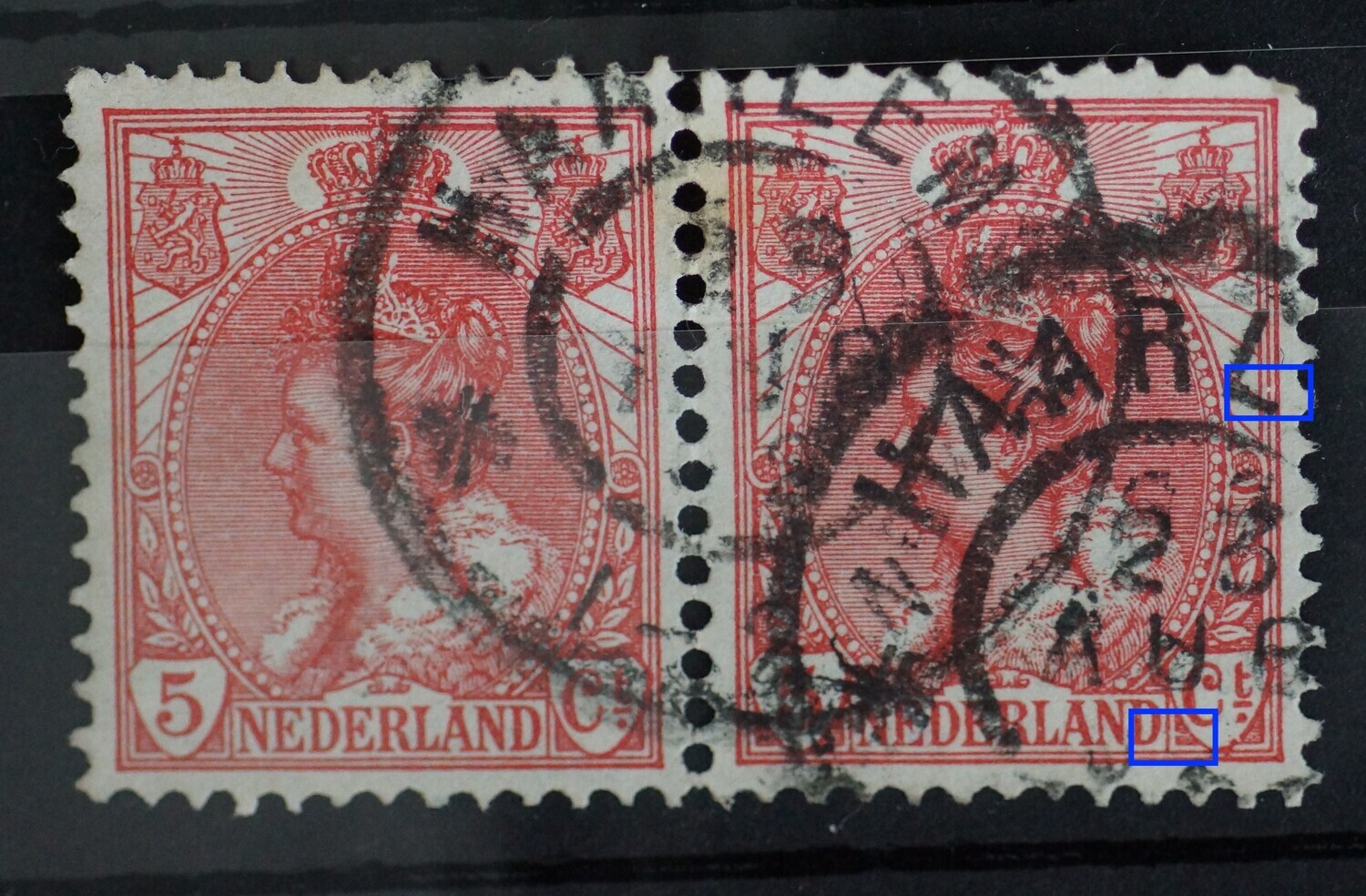 NVPH 60 (paar) - o.a. breuk in kaderlijn rechts (rechter zegel)