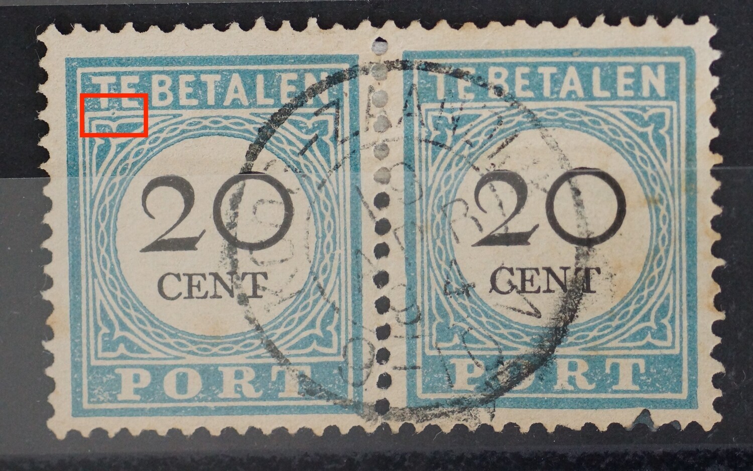 NVPH P10 (paar) - blauwe punt in kaderlijn onder TE (linker zegel)