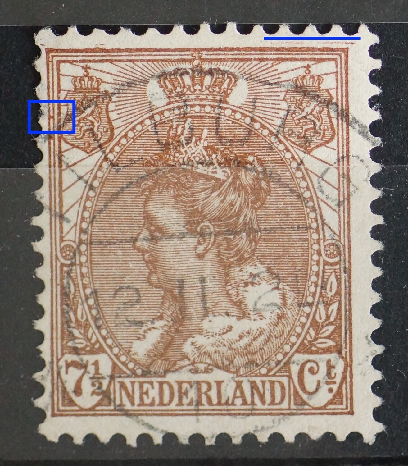 NVPH 61 - bruine vlek tussen kaderlijnen bij linker wapenschild NVPH 61 - bruine vlek tussen kaderlijnen bij linker wapenschild