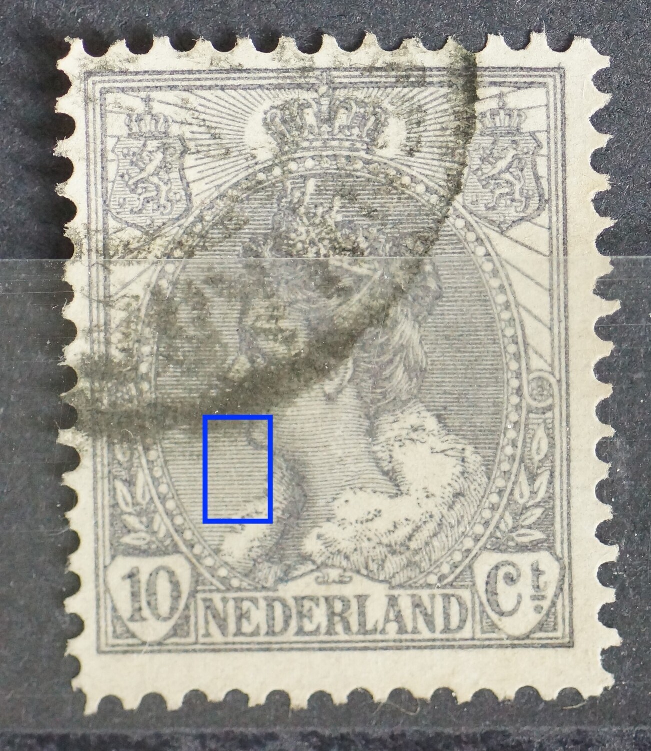 NVPH 62 - diagonale witte kras voor de hals
