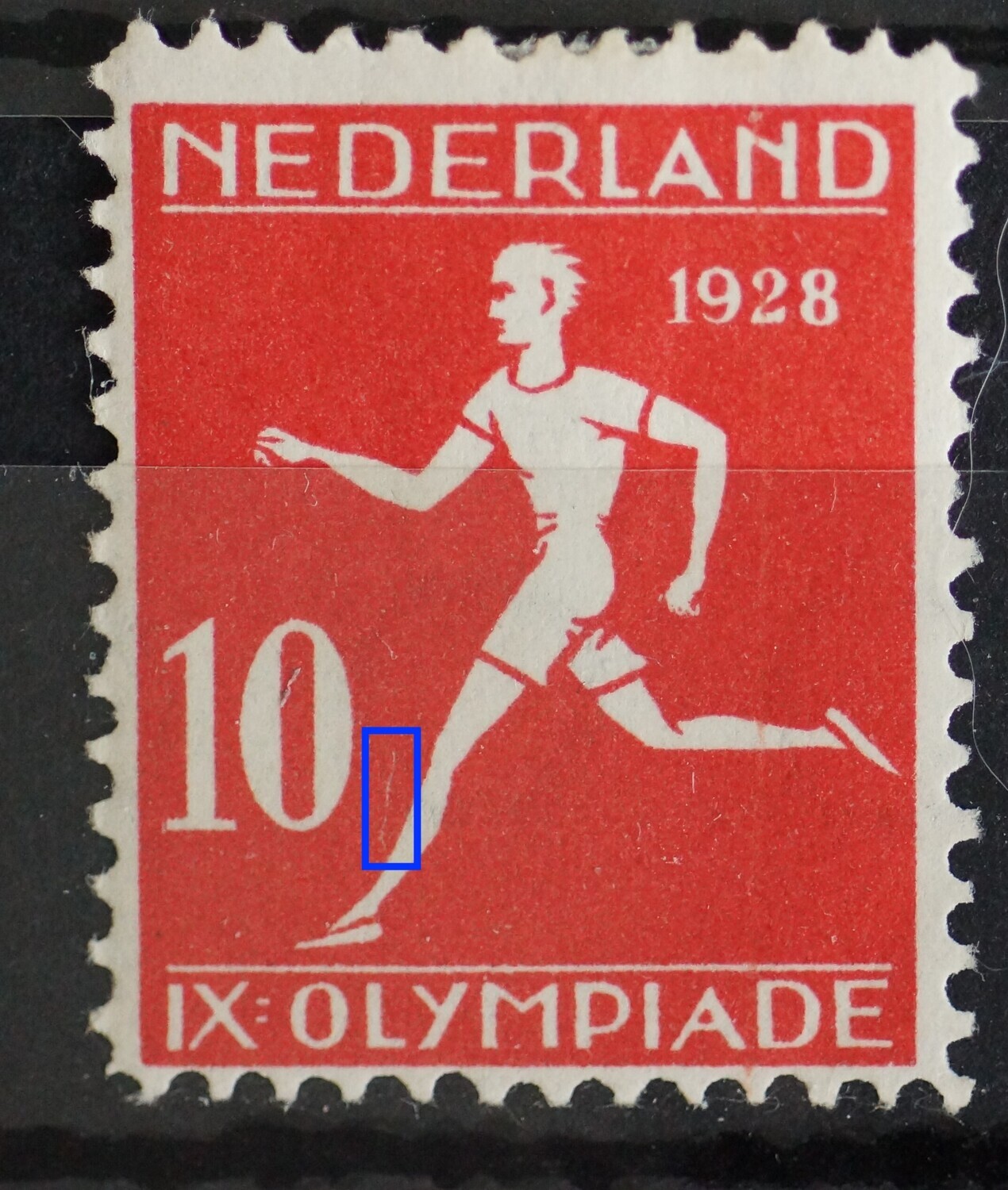 NVPH 217 - verticale dunne witte kronkellijn boven het linker been