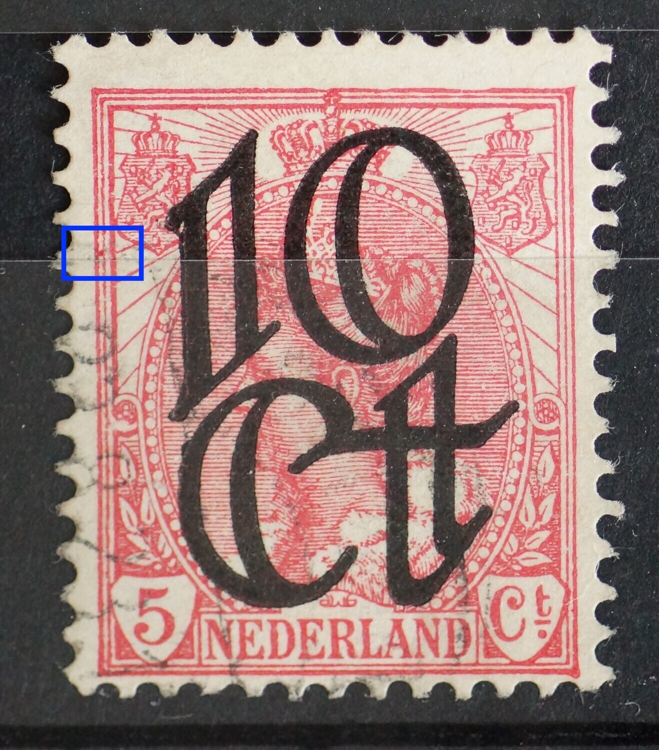 NVPH 117 - rode punt tussen kaderlijnen links