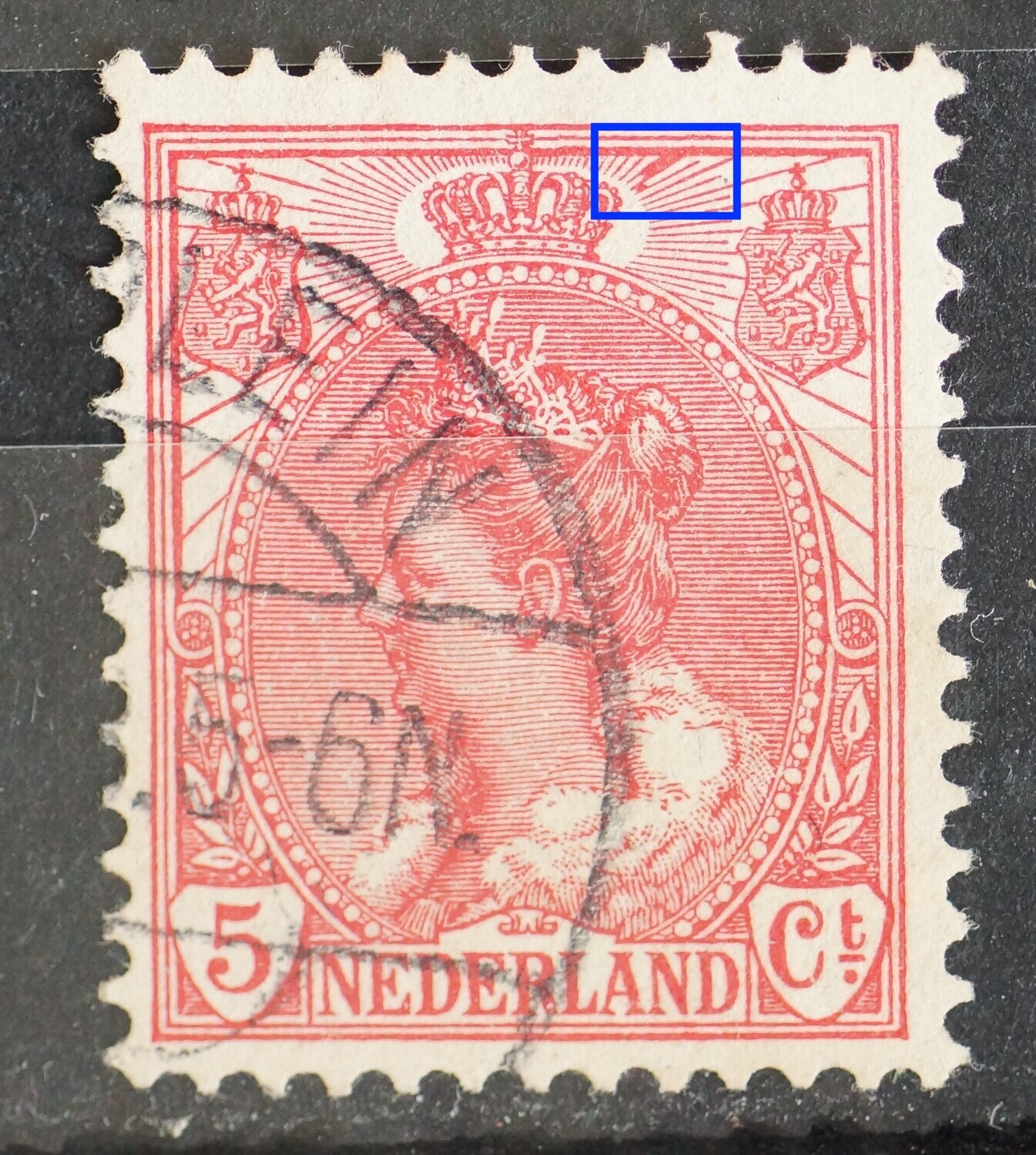 NVPH 60 - grote rode vlek tussen stralen rechts van kroon