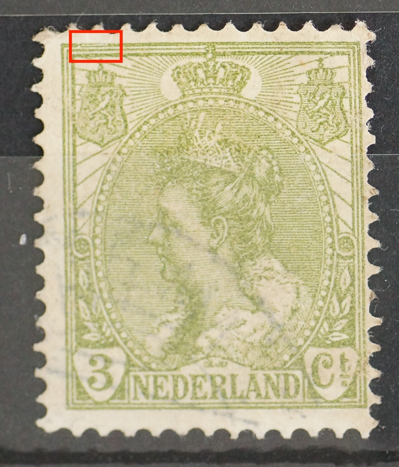 NVPH 57 - witte kras in kaderlijn boven linker wapenschild