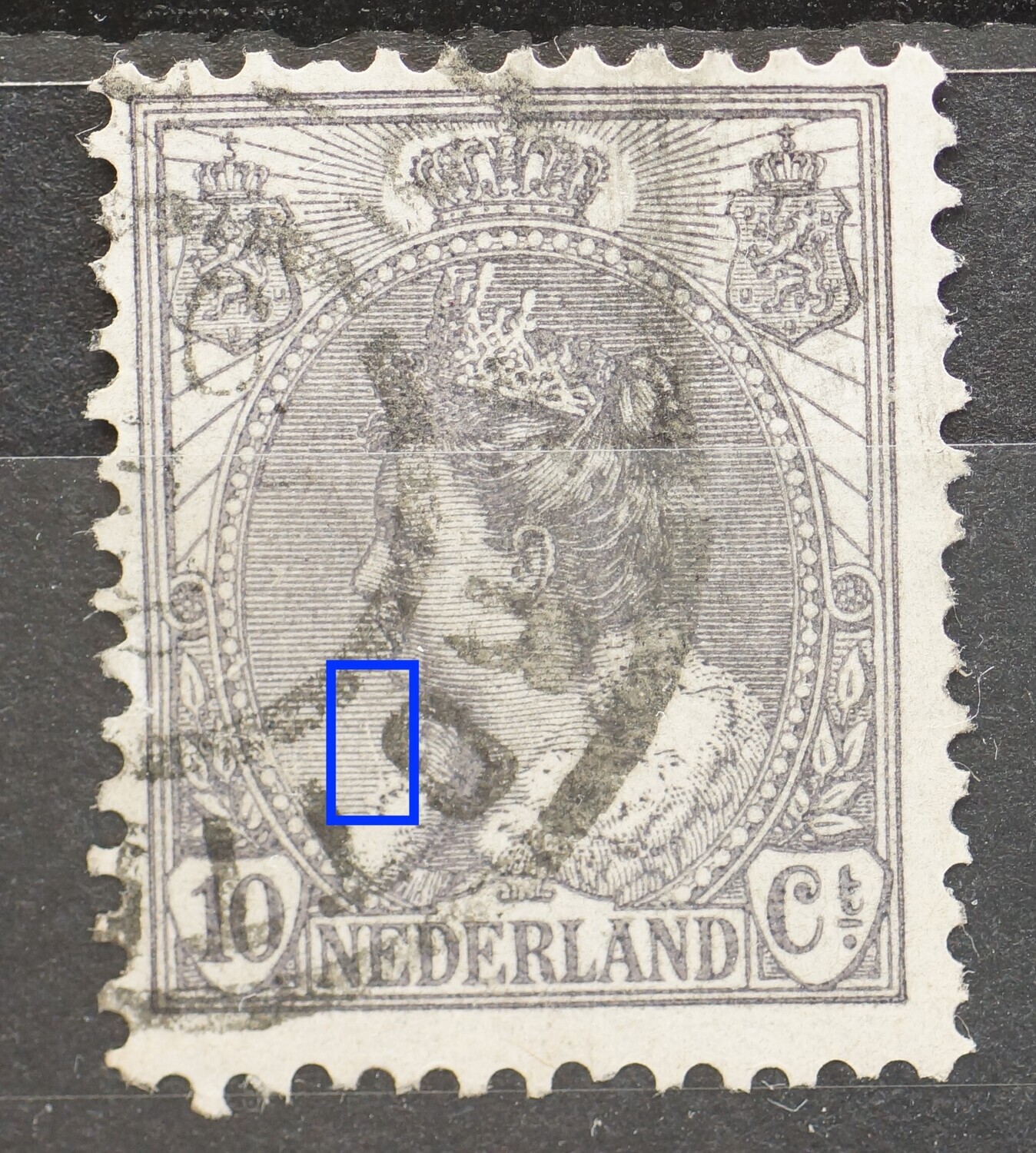 NVPH 62 - witte verticale kras onder de kin
