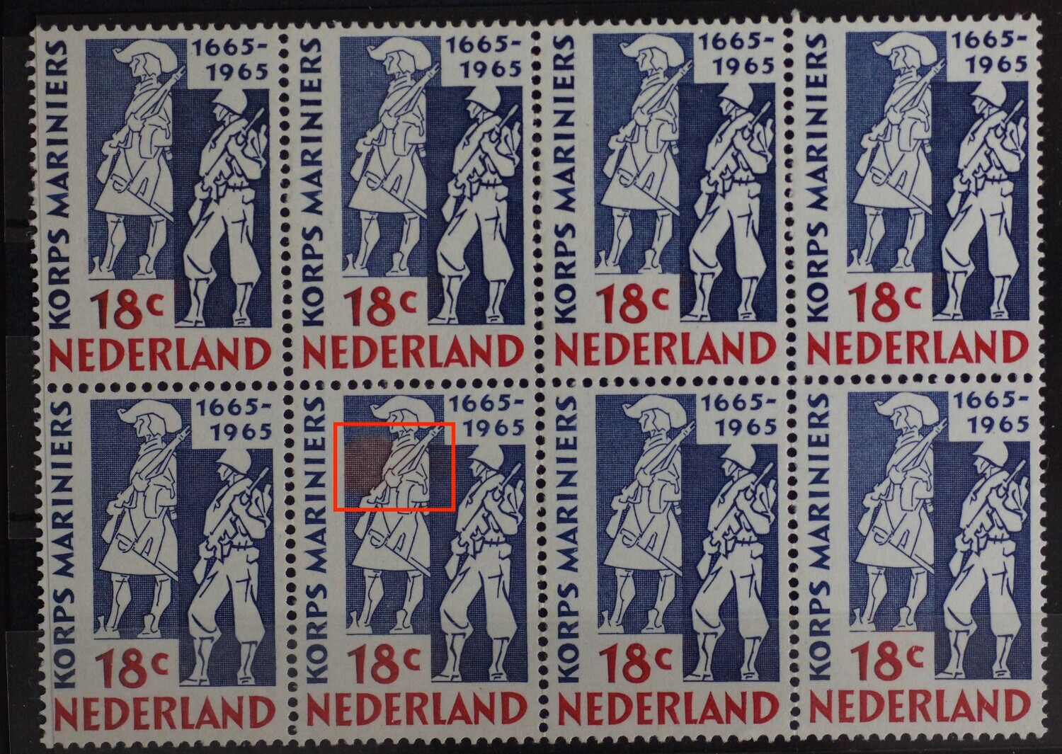 NVPH 855 - rode vlek in marinier links (2e zegel van links, onder)