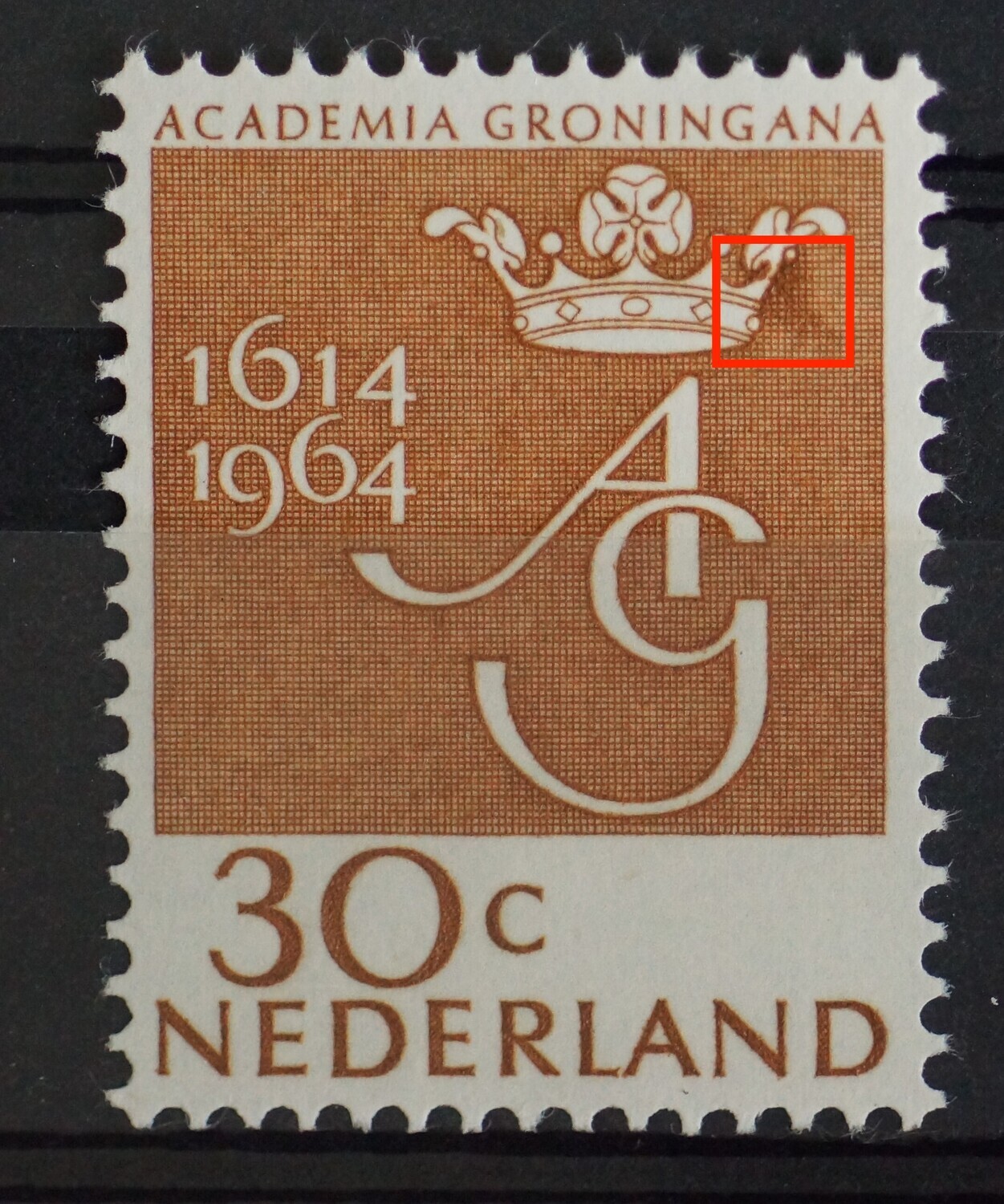 NVPH 817 - bruine vlek naast kroon