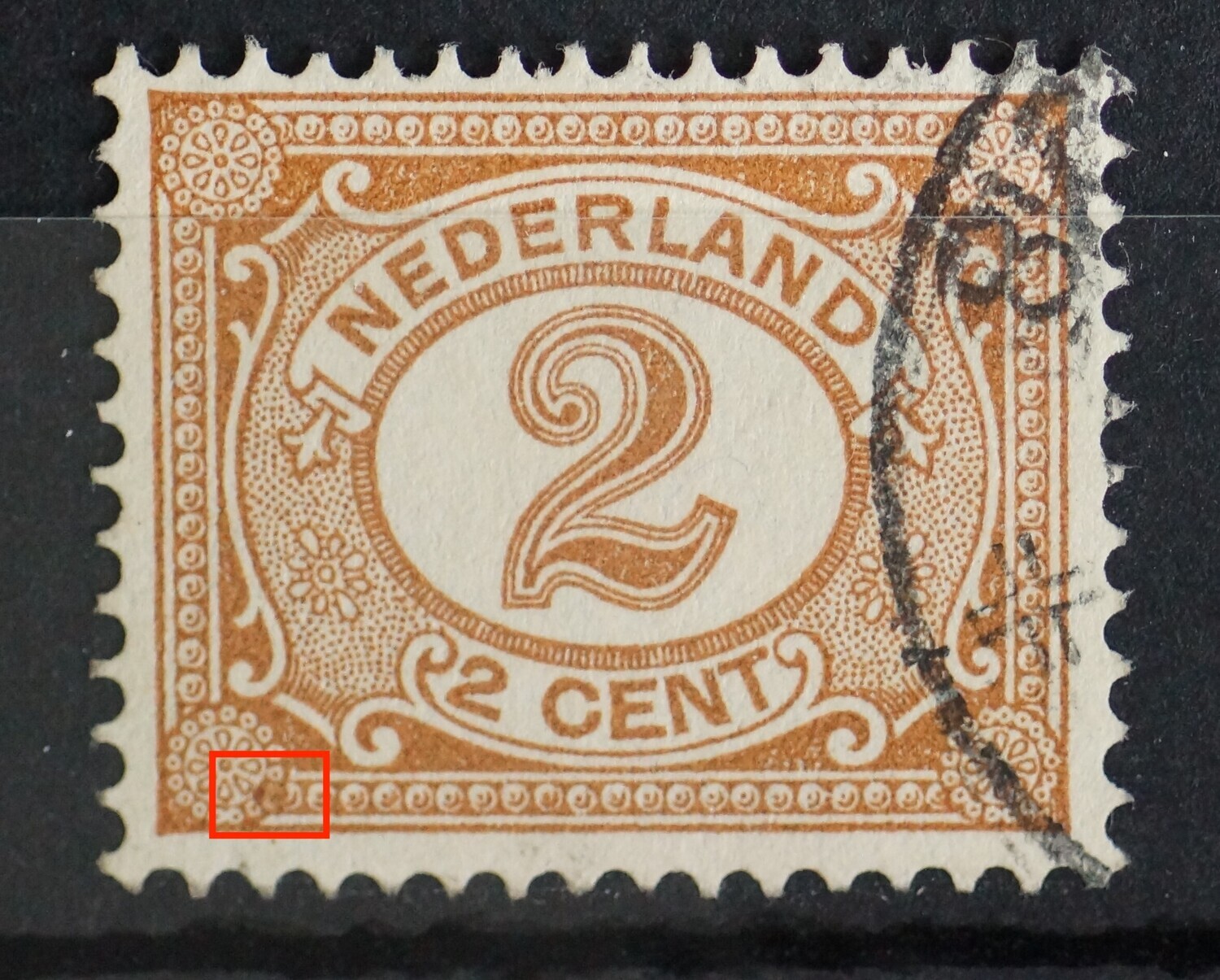 NVPH 54 - bruine (water)vlek in ornament links onder