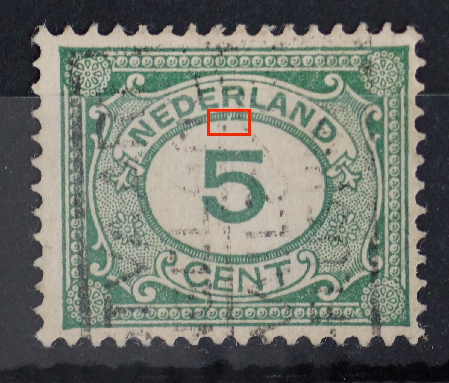 NVPH 107 - witte vlek / breuk in rand onder de R van NEDERLAND