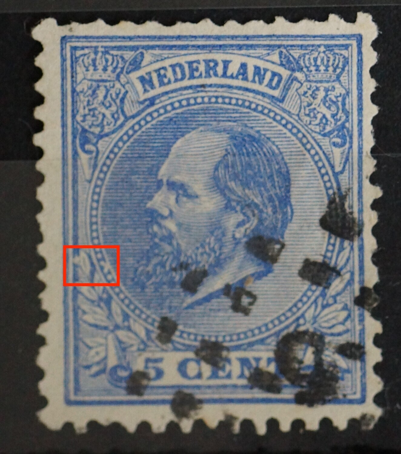 NVPH 19 - witte vlek naast blad links en in parelrand rechts daarvan