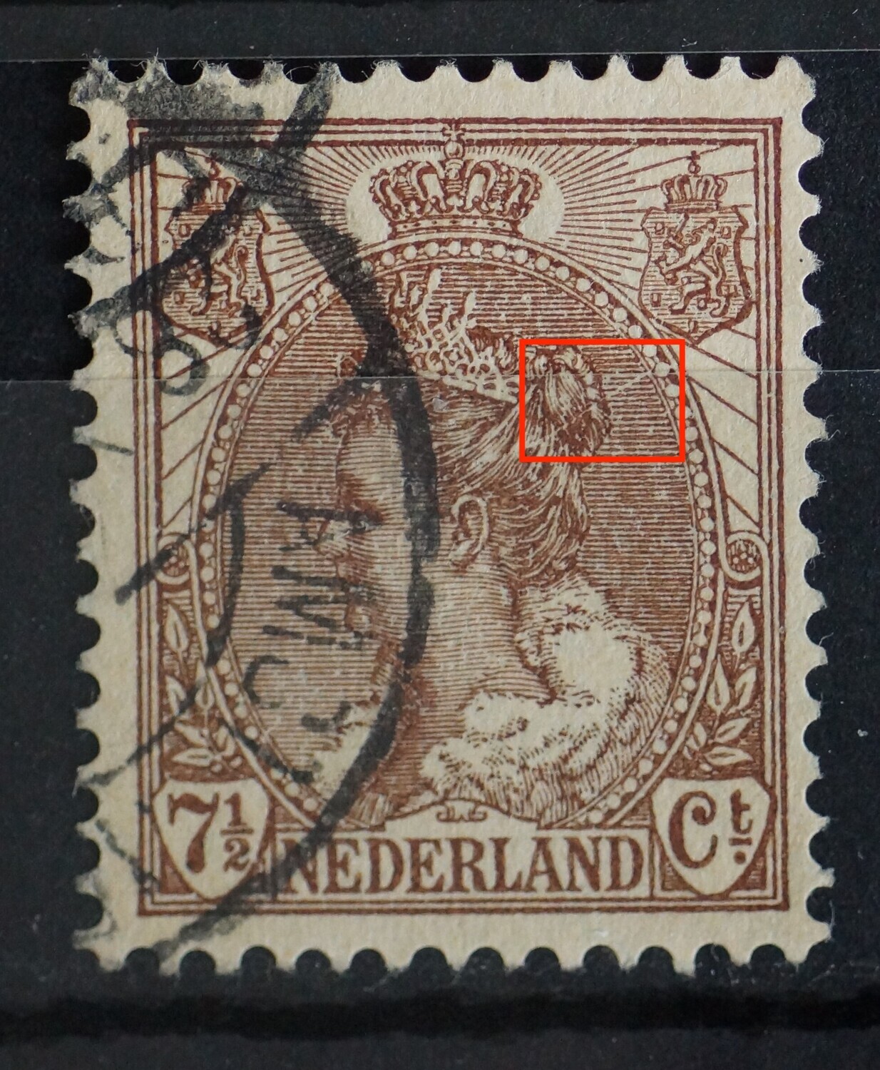 NVPH 61 - diagonale witte kras vanuit het haar