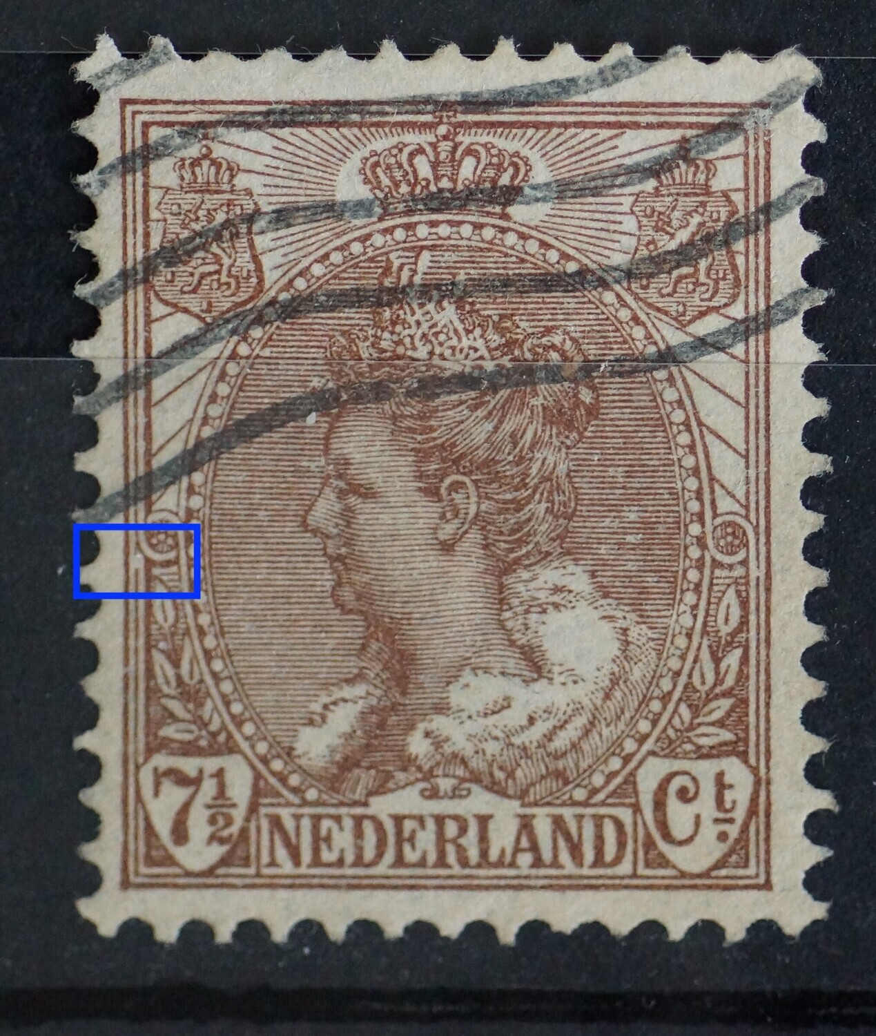 NVPH 61 - breuk in kaderlijn onder linker rozet NVPH 61 - breuk in kaderlijn onder linker rozet