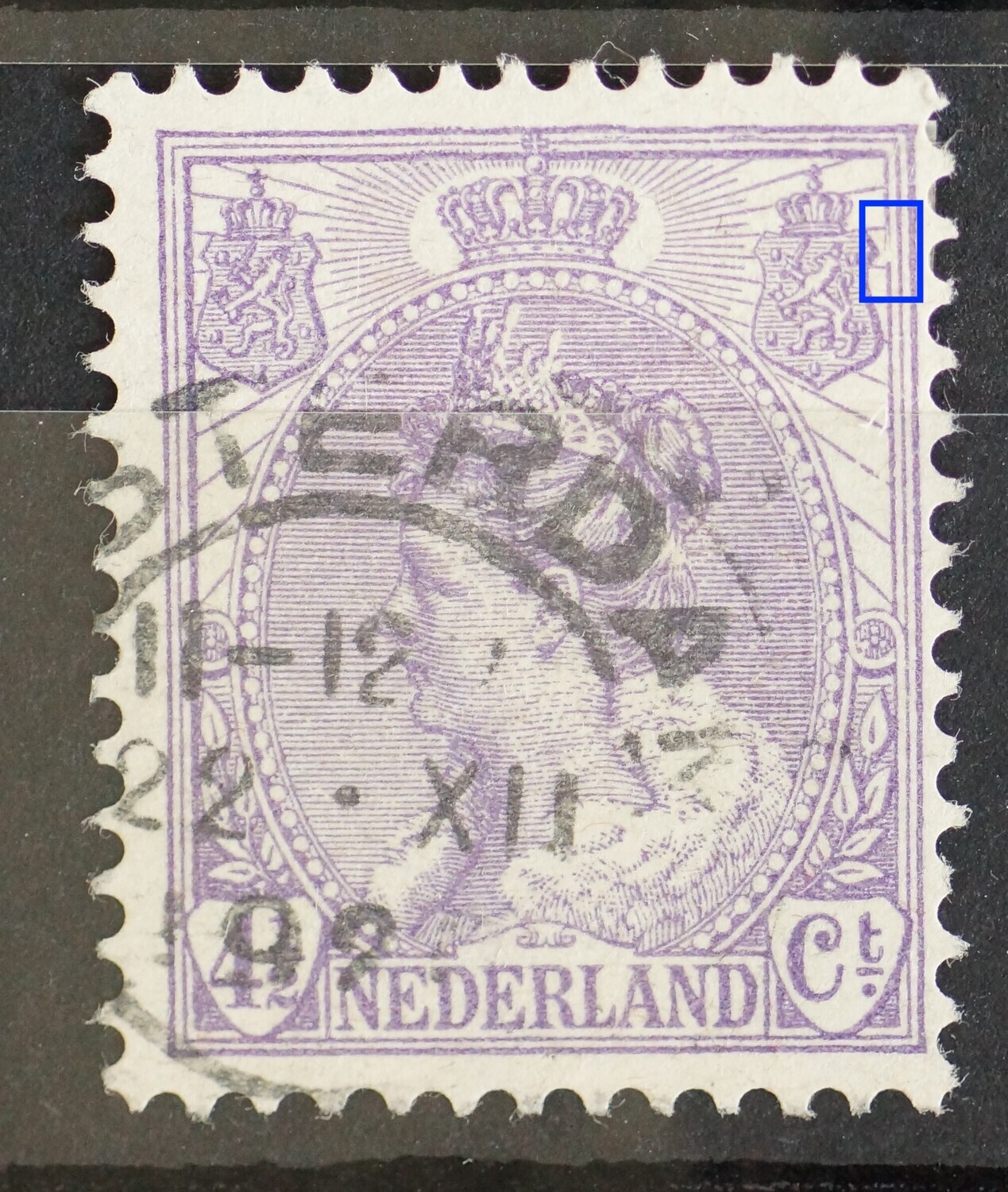 NVPH 59 - witte vlek/beschadiging in kaderlijn naast rechter wapenschild NVPH 59 - witte vlek/beschadiging in kaderlijn naast rechter wapenschild