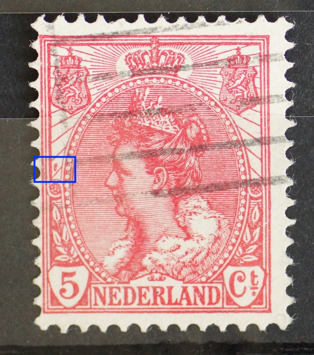 NVPH 60 - rode vlek boven linker rozet NVPH 60 - rode vlek boven linker rozet