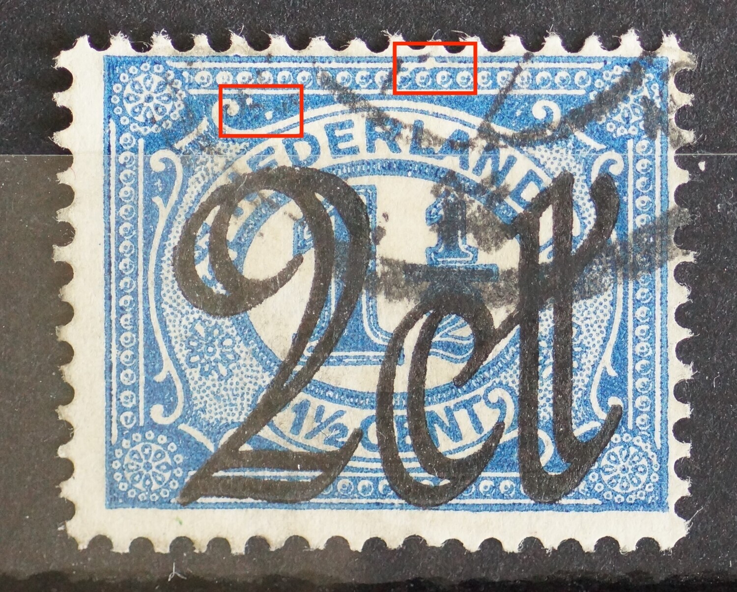 NVPH 115 - twee witte stippen linksboven en breuk + witte vlek in parelrand boven
