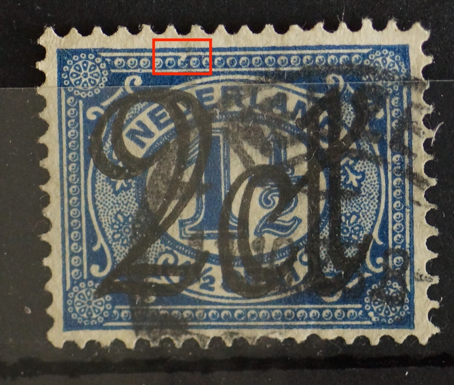 NVPH 115 - witte vlek / breuk in parelrand boven, links