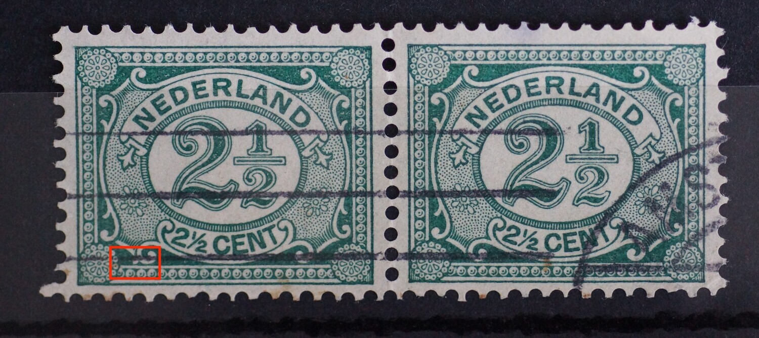 NVPH 55 (paar) -  witte vlek aan krul links onder