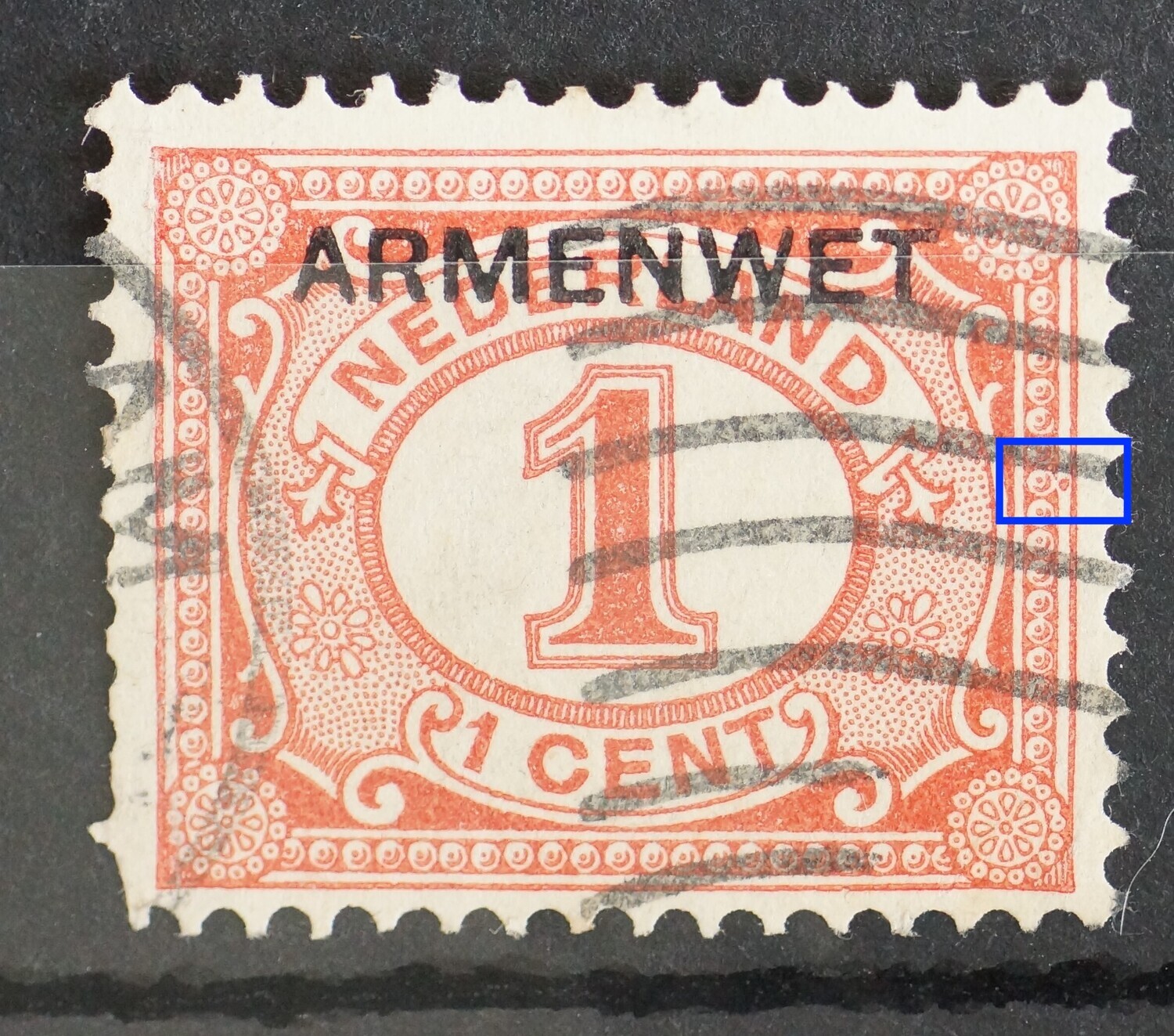 NVPH D1 - rode punt tussen kaderlijnen rechts