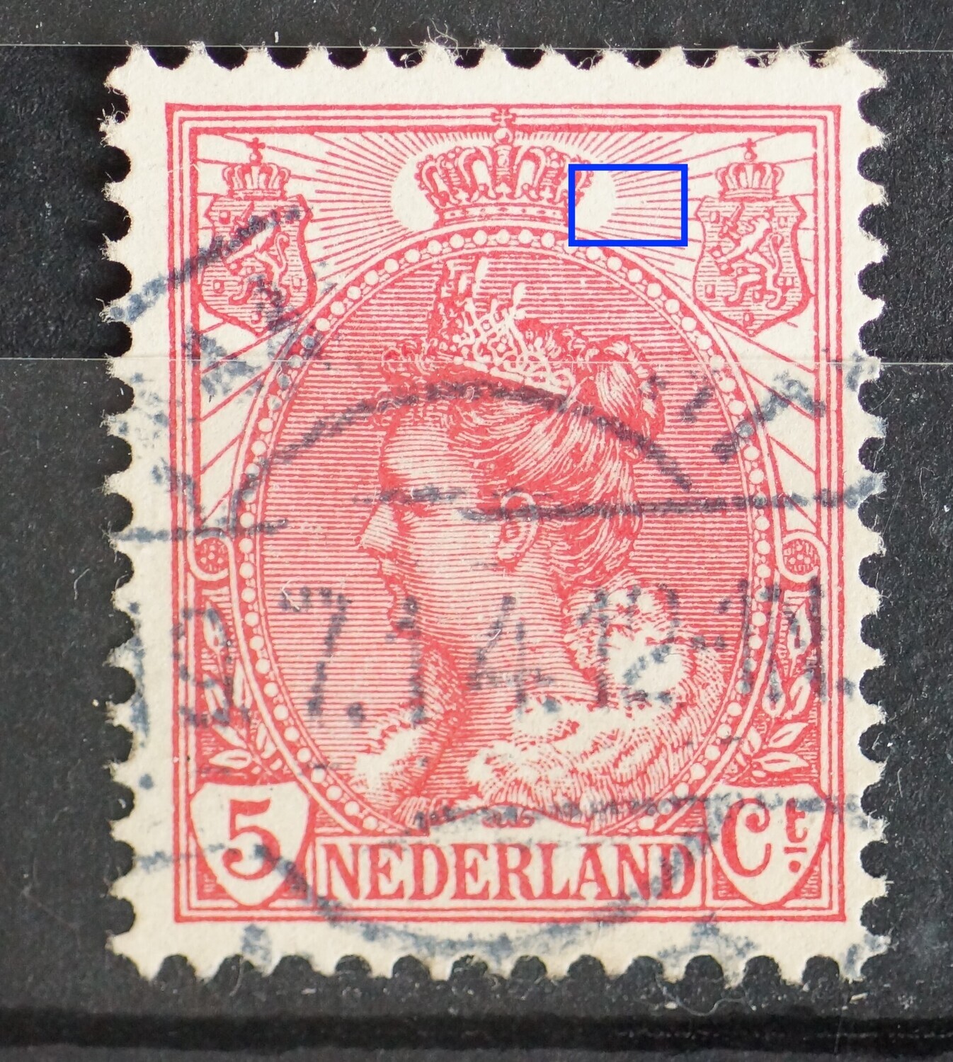 NVPH 60 - grote breuk in straal rechts van de kroon