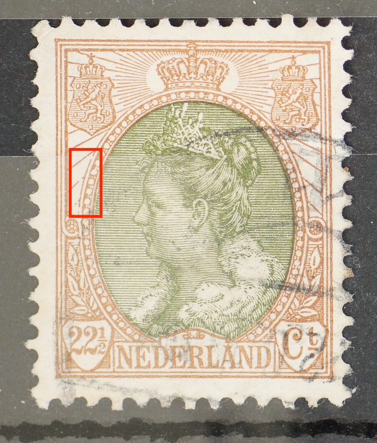 NVPH 70 - diverse beschadigingen rand medaillon en stralen links NVPH 70 - diverse beschadigingen rand medaillon en stralen links