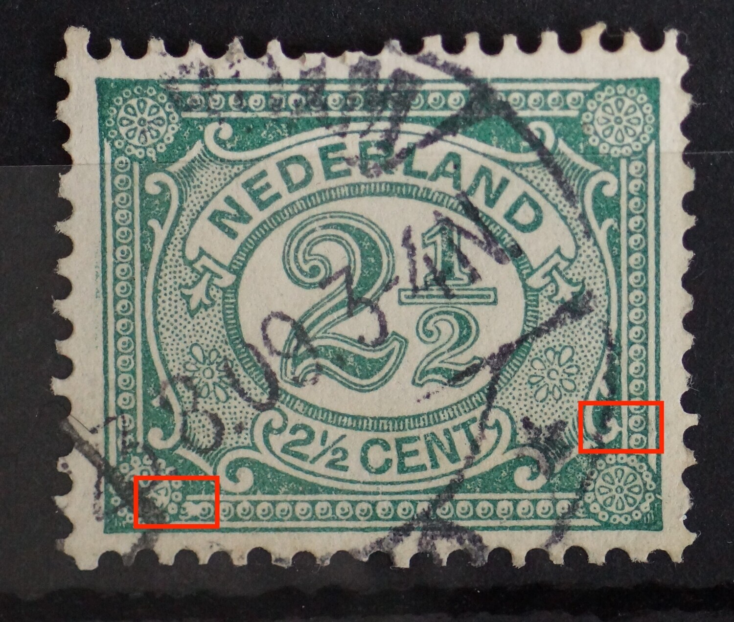 NVPH 55 - o.a. twee parels aan elkaar (links, onder en beschadigd ornament links daarvan NVPH 55 - o.a. twee parels aan elkaar (links, onder en beschadigd ornament links daarvan