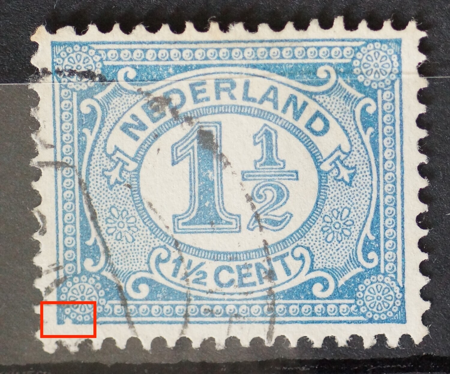 NVPH 53 - witte vlek onder ornament links NVPH 53 - witte vlek onder ornament links