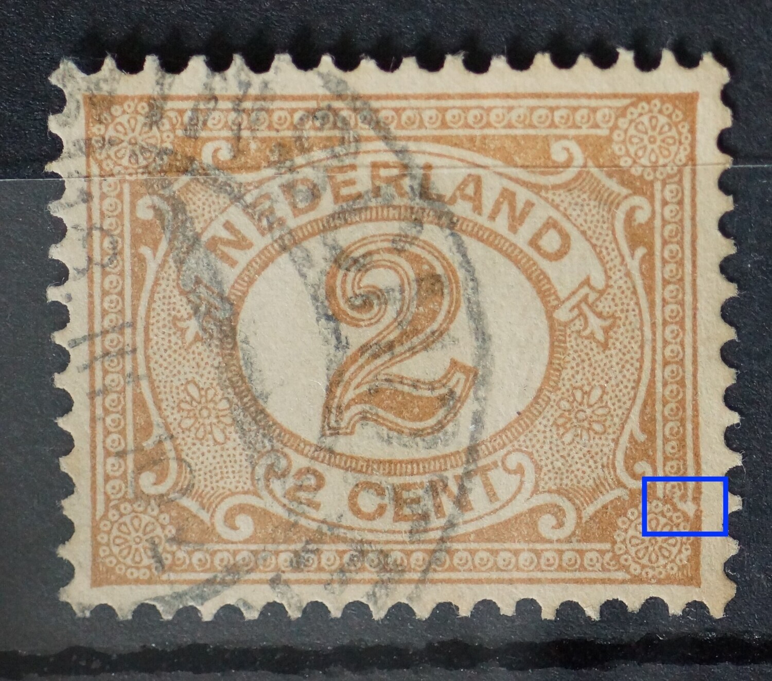 NVPH  54 - breuk / beschadiging in parelrand rechts, onder