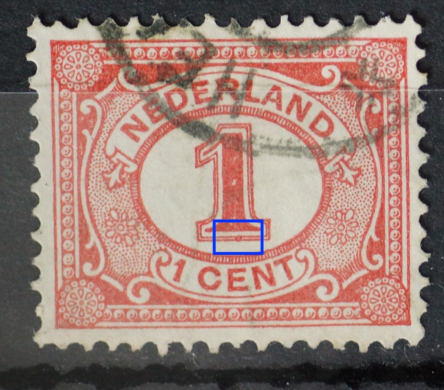 NVPH  51 - rode ronde vlek onderin de 1