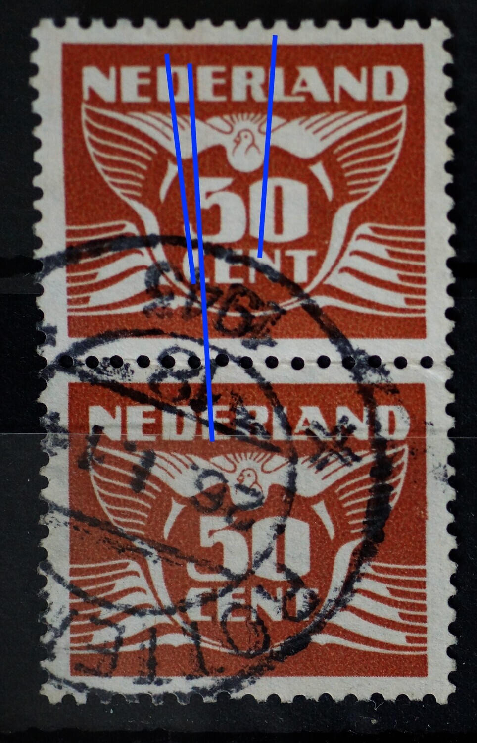 NVPH 391 (paar) - meerdere fijne bruine verticale (graveer)krassen