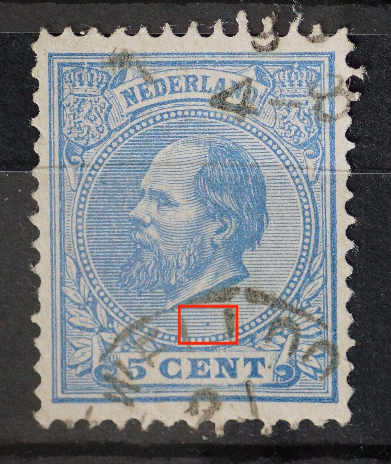 NVPH 19 - blauwe vlek in arcering onder e hals NVPH 19 - blauwe vlek in arcering onder e hals