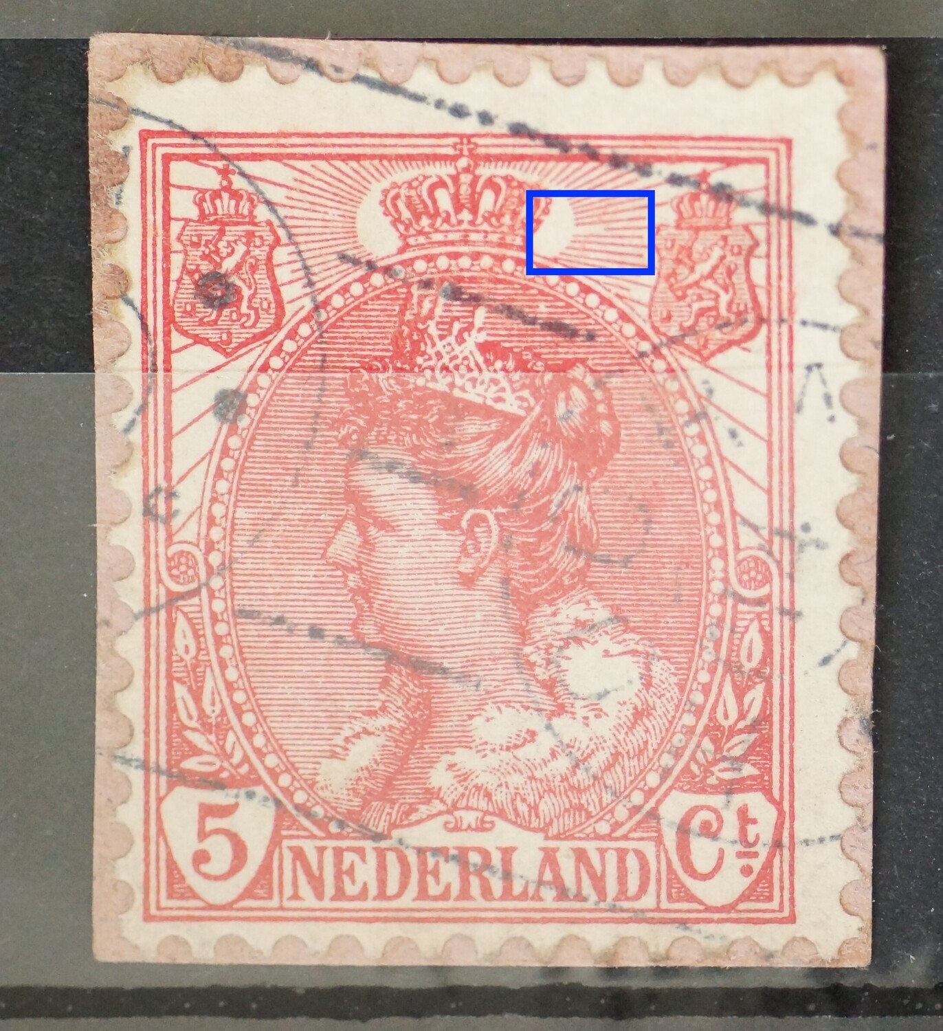 NVPH 60 - grote breuk in straal rechts van kroon