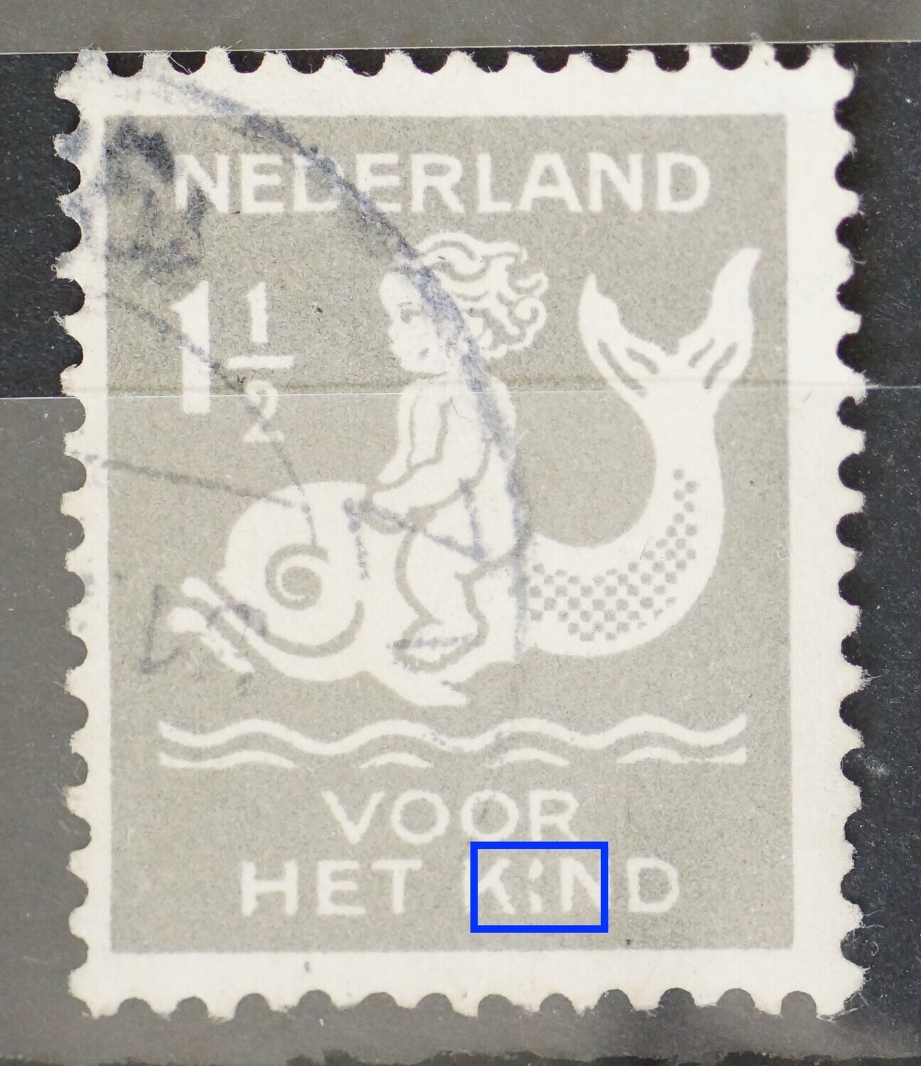 NVPH 225 - grijze vlek / breuk in de I van KIND NVPH 225 - grijze vlek / breuk in de I van KIND