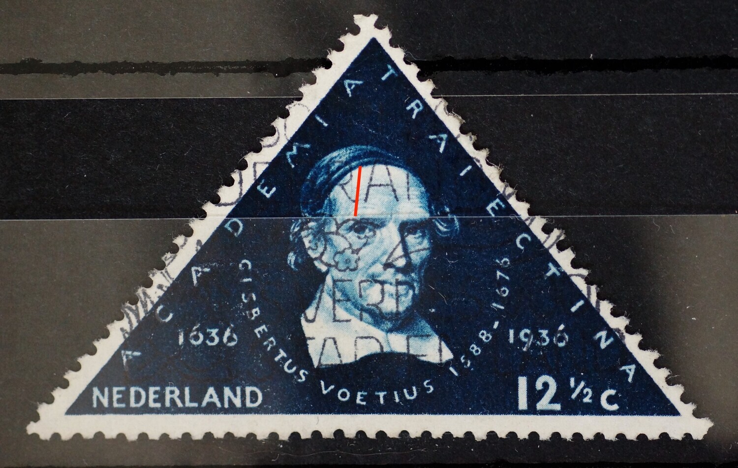 NVPH 288 - fijne verticale kras boven het rechteroog