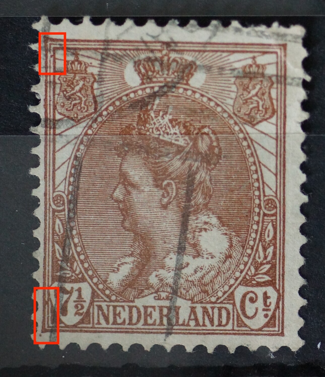 NVPH 61 - bruine punt en vlek tussen de kaderlijnen links NVPH 61 - bruine punt en vlek tussen de kaderlijnen links