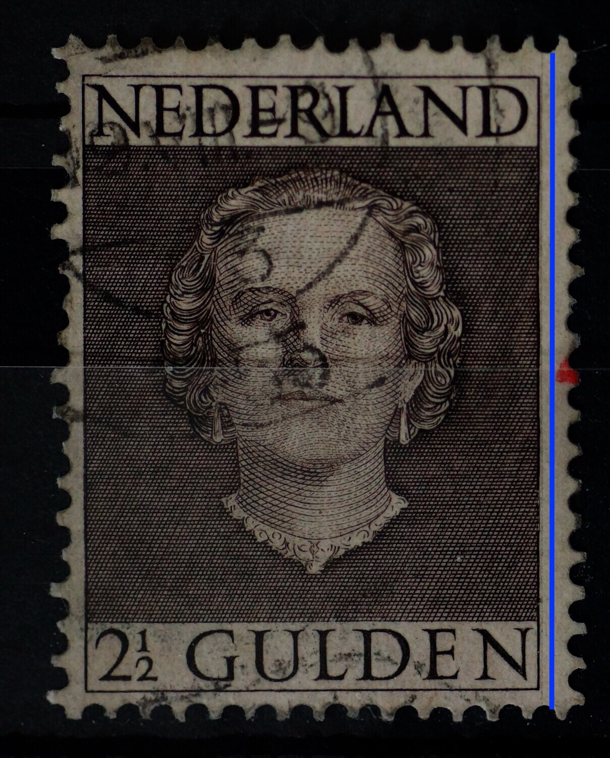 NVPH 535 - verticale graveerlijn over het gehele zegelbeeld rechts