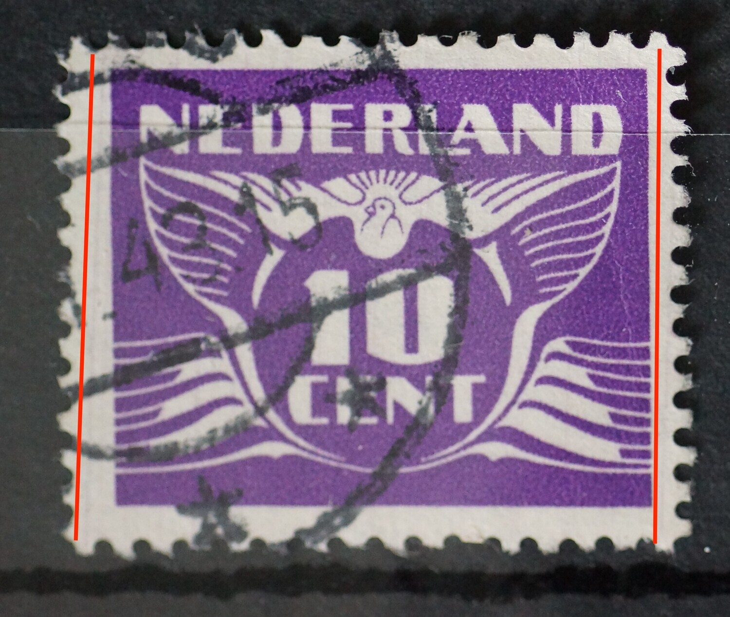 NVPH 382 - o.a. lnks en rechts buiten het zegelbeeld nagenoeg verticale graveerlijnen