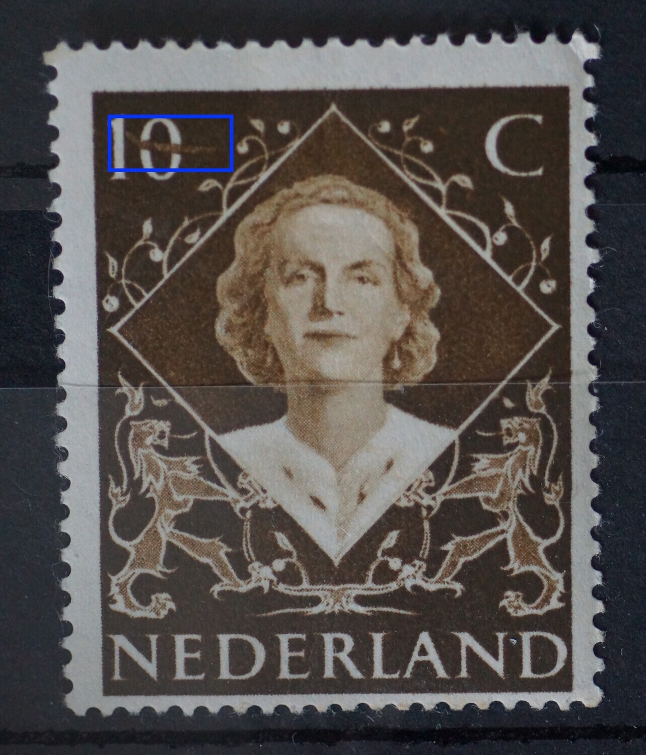 NVPH 506 - okerkleurige "veeg" door de 0 van 10