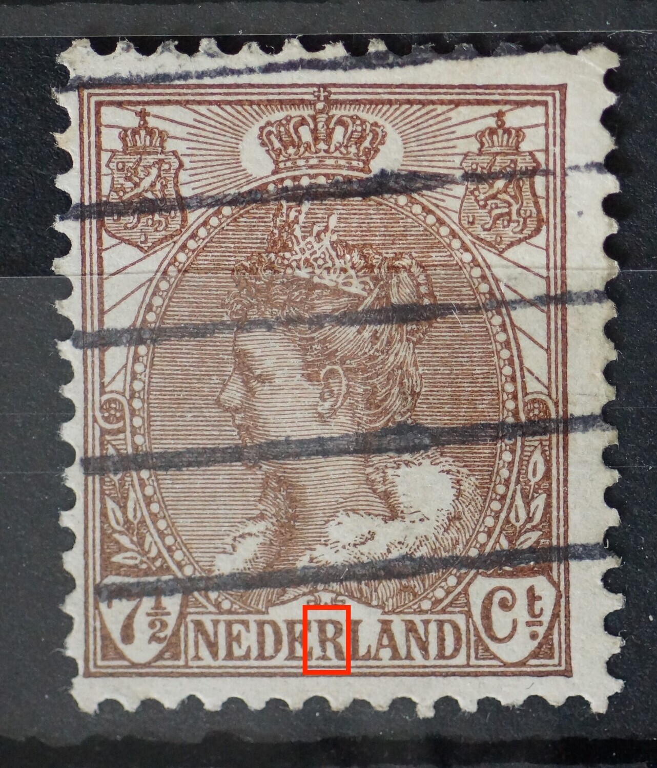 NVPH 61 - beschadigde voet van de R van NEDERLAND