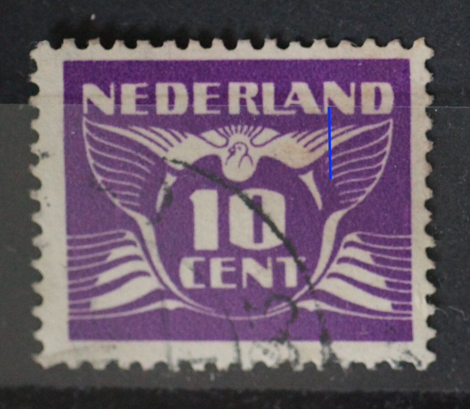 NVPH 382 - verticale violette lijn onder de 2e N van NEDERLAND NVPH 382 - verticale violette lijn onder de 2e N van NEDERLAND