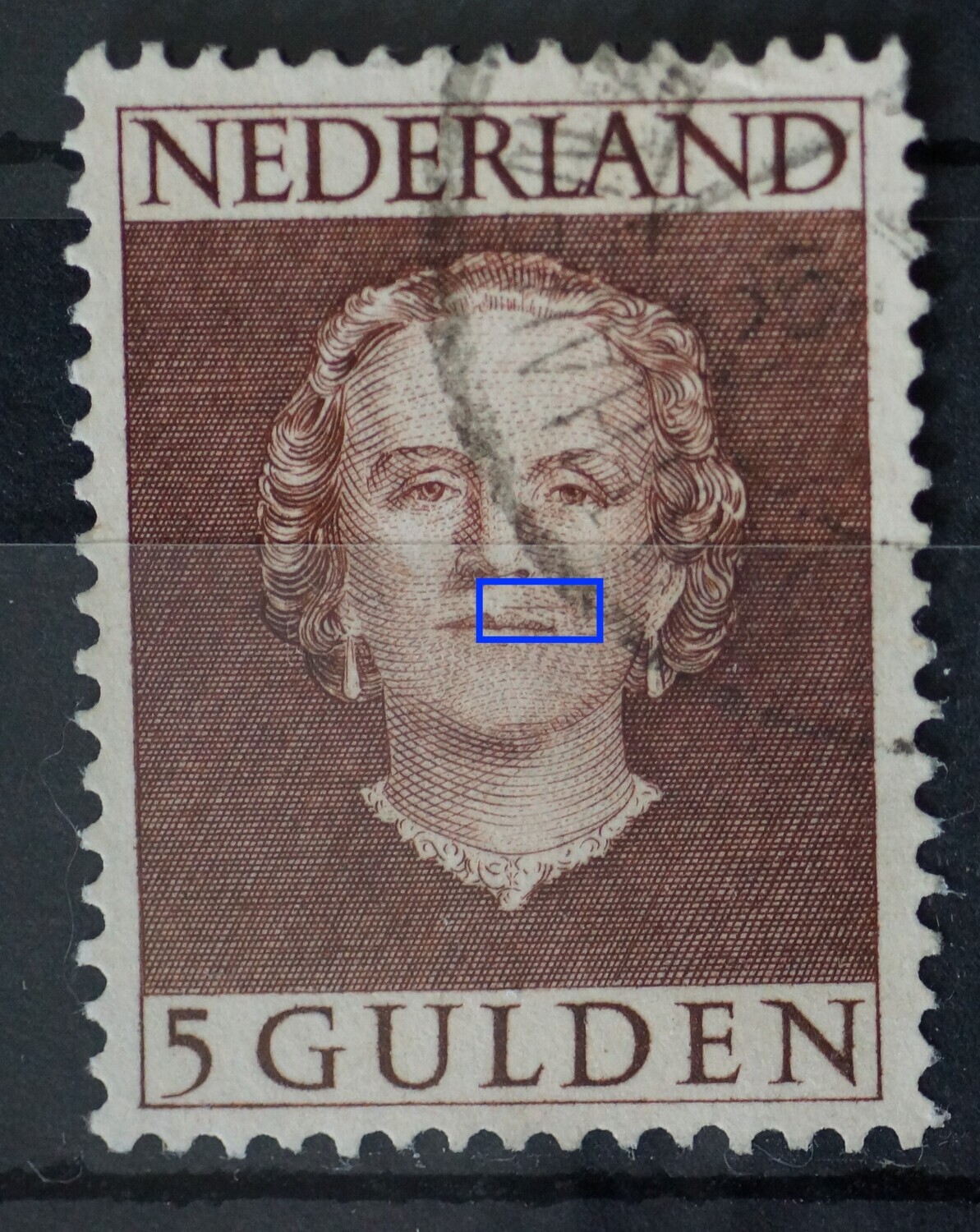 NVPH 536 (Type II) - bruine horizontale streep boven de mond (536 B PM)